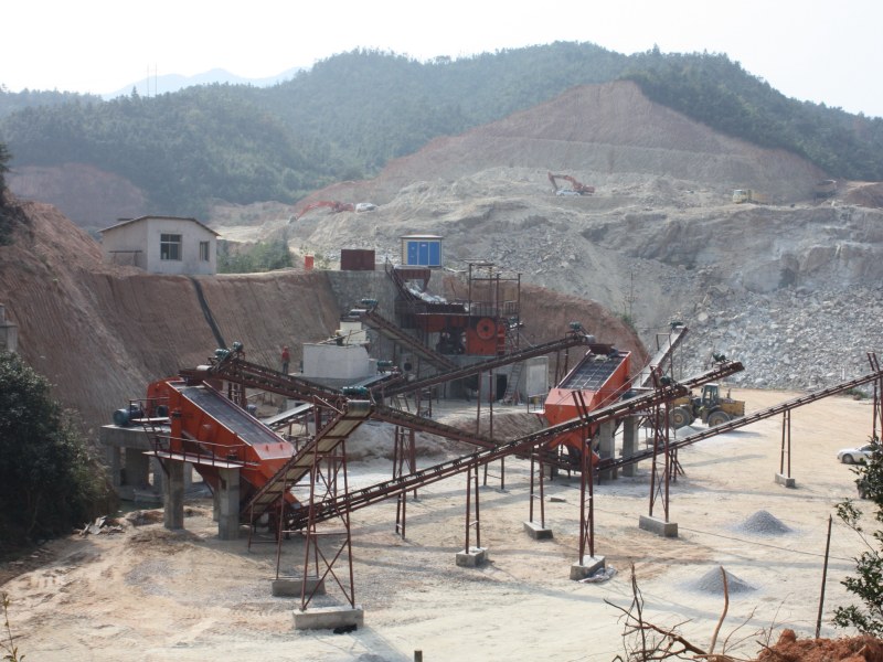 如何選擇和配置路面石子生產線中的破碎機